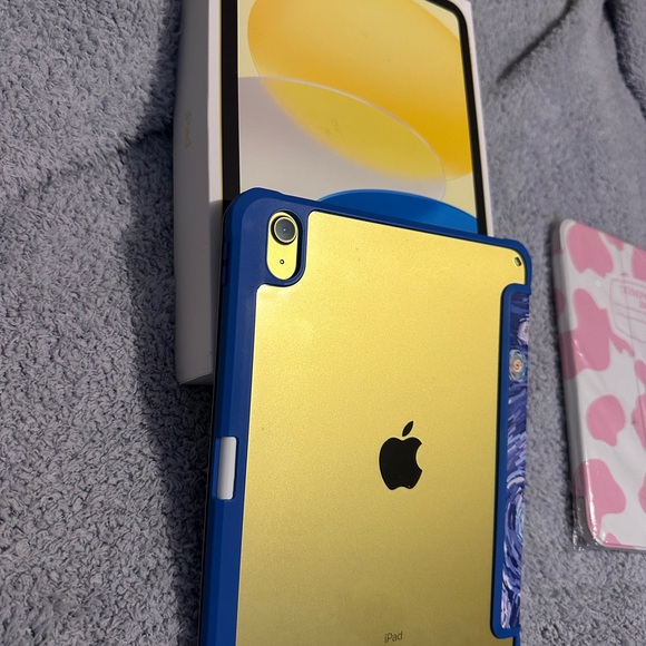 Yellow 10th generation, Apple iPad - Picture 4 of 6